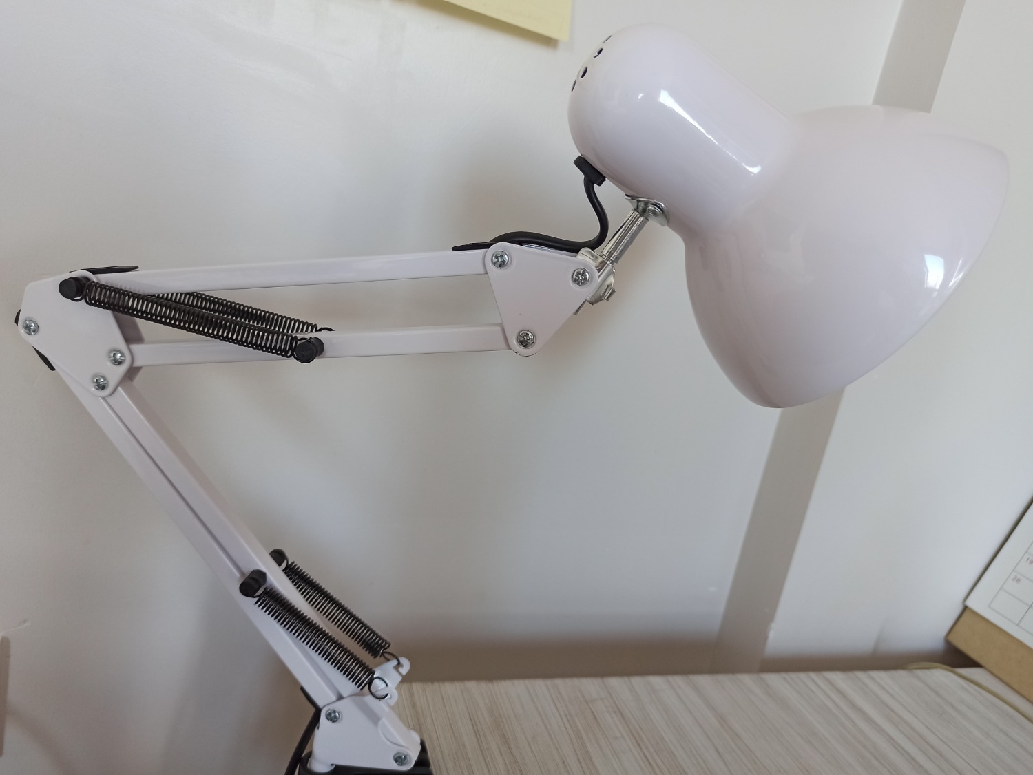 Đóng gói như sh!t: bóng đèn vứt lăn lóc trong thùng, gói bóng đèn bằng tờ giấy cũng không được? Tóm lại là chả đóng gói gì, chỉ là để cây đèn vào thùng giấy rồi ship.

Khớp đèn với kẹp bàn lỏng, phải chèn thêm giấy nhưng vẫn lỏng. Dùng tạm thôi! 

Hình thức đèn: đẹp.