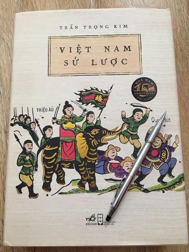 Đã được đọc trước!

Đọc để thấy lịch sử còn nhiều mơ hồ nhưng cũng không thiếu những sự kiện, diễn tiến rõ ràng chân thực.

Đọc để thấy dân tộc VN có một quá trình dựng nước và giữ nước hào hùng. Dân tộc VN đúng có "tinh thần thượng võ", Anh ngữ gọi là "war-like" mình thấy chính xác, cái tinh thần "war-like" nó ăn vô gene của người Việt cho đến nay luôn rồi.!
(Ra đường va quẹt nhẹ, hay "nhìn đểu" cái rồi biết he)

Nhưng cũng đừng quá tự hào khi có quá nhiều cuộc chiến chết chóc đẫm máu trong suốt chiều dài lịch sử. Có tìm hiểu lịch sử VN mới thấy rõ ràng VN có thể tránh được nhiều cuộc chiến lớn, chung quy do bởi tầm nhìn hạn hẹn và cái tính "war-like" đó. Từng có một vị lãnh đạo của Thái Lan phát ngôn rằng đất nước họ lại tự hào không phải đánh đuổi đế quốc sừng sỏ nào cả...
Đúng là may mắn thay cho dân tộc họ.!

Mấy vị làm công việc đặt tên đường vô đây xem xem, có nhiều vị anh hùng, chí sĩ, trí thức,.. đã trãi qua hàng trăm hàng ngìn năm nhưng chưa thấy được chọn đặt tên đường, lại chọn đâu nhiều tên lạ lạ mới mới mới mới... Gì cũng vậy, cạn đìa mới biết lóc trê, lịch sử minh chứng mới hê tên đường chứ!