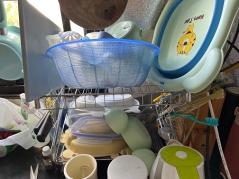 kệ chắc chắn, khô thoáng, có khay hứng nước tiện lợi, bỏ ra vệ sinh dễ dàng. có giá úp cốc cũng tiện úp đồ