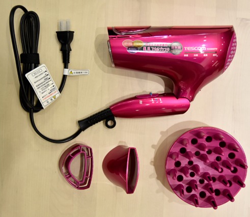 Mình mua dòng mày mới này của Tescom canh ngay đợt khuyến mãi nên được giá khá mềm, giảm tận 15%.
Dòng máy sấy tóc chuyên nghiệp của Nhật Bản, nhận hàng nguyên bộ rất đẹp. Từ ngoài hộp nhìn cũng thích rồi. 
Mua bộ máy sấy tóc hoành tráng nhất từ trước giờ luôn. 
Có rất nhiều đầu sấy để mình có thể thay đổi theo ý muốn, lắp có khớp sẵn nên cũng tương đối dễ thao tác. 
Có hệ thống đèn báo hiệu để biết mình đang dùng ở chế độ sấy nào. Cái này rất tiện, nhìn màu để chỉnh chế độ. 
Máy hơi to nên mình nghĩ dùng ở trong nhà thì thích hợp nhất. 
Tiki giao hàng rất nhanh 2h và nhân viên cũng thân thiện nữa. 
Hài lòng về sản phẩm.