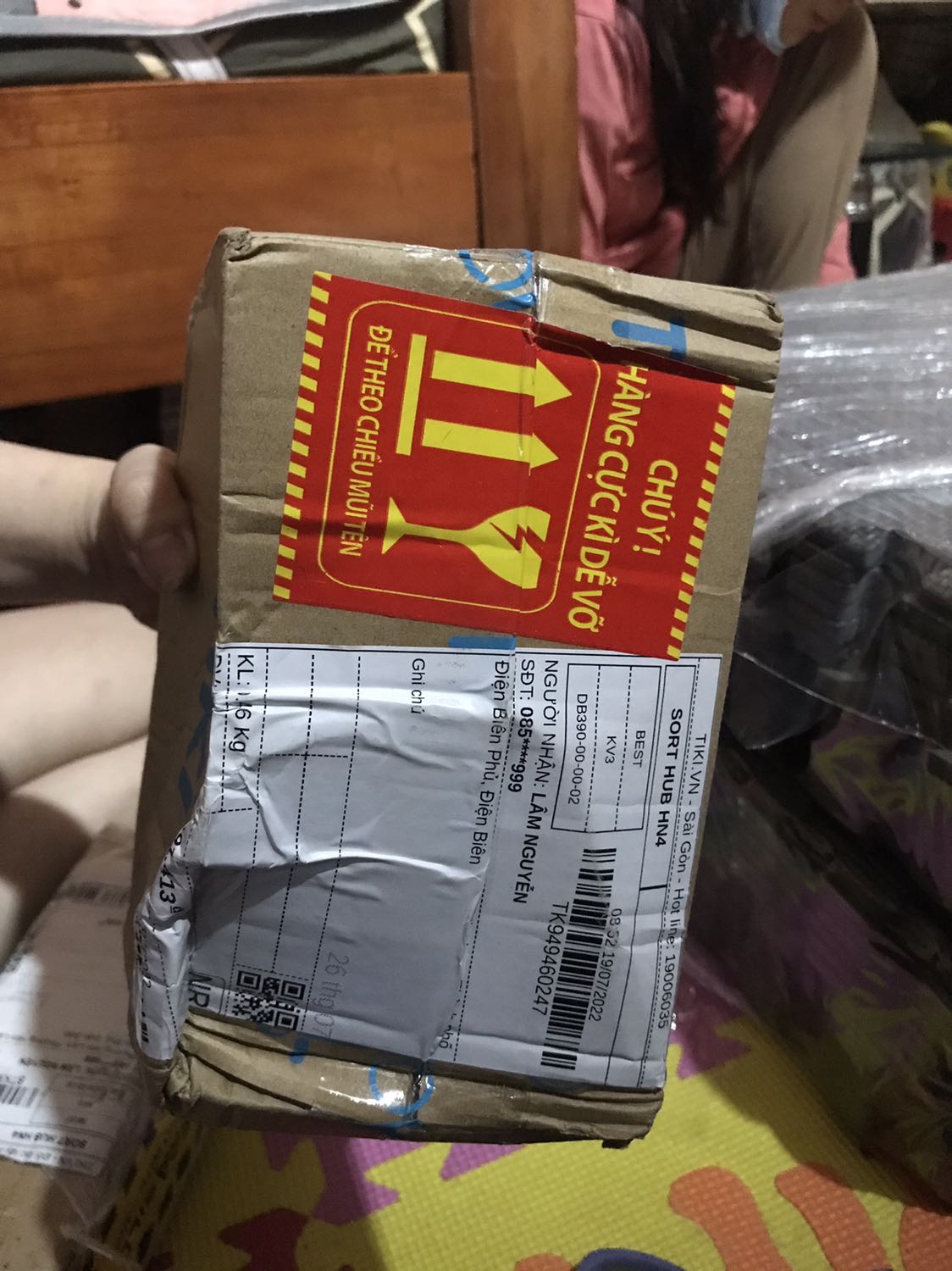 Bóng ở ngoài bé xíu như viên bi thôi. 
Mình đặt loại dây 6m mà ngắn tủn.
Tổng hai dây đây