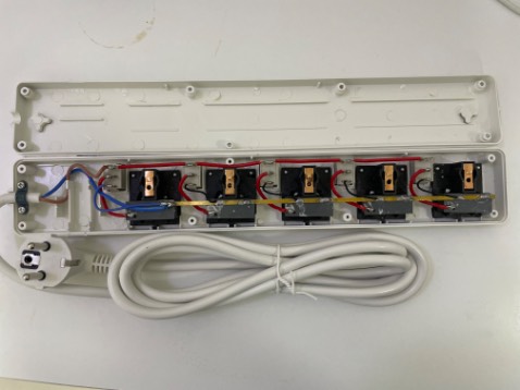 Cố tình chọn ổ này vì ba chân để tiếp địa chống giật mà cuối cùng nsx lại bỏ 1 dây không. Ba chân để làm kiểng