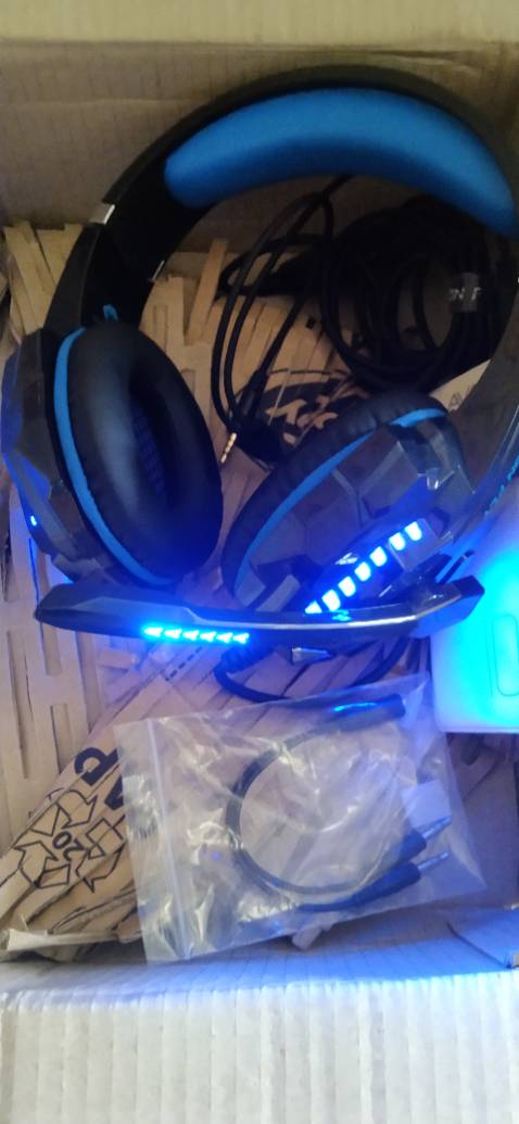 Tai nghe hơi bự nhưng mà đẹp nghe đã nữa nhưng mà phần bao javk 3.5mn hơi to phải khoét lỗ của ốp lưng mới gắn vô được mong shop làm lại chỗ này còn bao nhiêu ổn hết lun