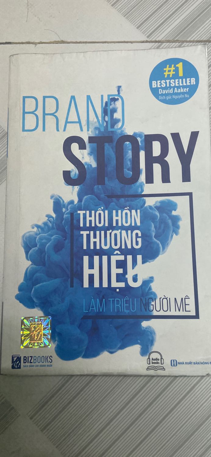 Đọc xong cuốn này cũng lâu rồi nay mới ngồi viết review.

Giao hàng nhanh, sách còn nguyên vẹn, giấy in bình thường giá 140k thì hơi mắc có lẽ do tiền tác quyền nên mắc.

Nội dung: Điều mình thích nhất ở cuốn sách này là những case study vì khá là khó để phân tích được các case study một cách đầy đủ và chi tiết như tác giả. Thông qua phân tích các case study này đọc giả có thể hiểu và nếu thấy phù hợp có thể áp dụng ngay vào các dự án của mình đang theo.

Việc làm brand thường thấy ở các công ty global hoặc tập đoàn lớn, còn SME thì không tập trung nhiều vào brand, có thể họ không thấy được những điều mà brand mang lại to lớn như thế nào. Qua cuốn sách này, bạn đọc sẽ hiểu rõ hơn giá trị mà làm brand mang lại cho công ty và tổ chức.

Chỉ cần 1-2 hoạt động của brand tạo được viral hoặc trend sẽ là sức bật cực kỳ lớn cho doanh nghiệp. Nhưng mà các hoạt động phải được tính toán và có hệ thống chứ không phải làm đại rồi ăn may thì sức bậc đó không bền vững.

Với mình cuốn sách phù hợp cho các bạn làm branding và digital. Bản thân mình cũng học được một vài thứ qua cuốn sách.