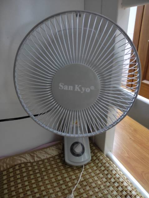 Động cơ chưa êm lắm. Quạt 24W nên khá mát. Treo tường nên gọn gàng và tiện lợi, tiết kiệm không gian. Số 1, 2, 3 không chênh nhau lắm, cảm giác không mát hơn rõ rệt.