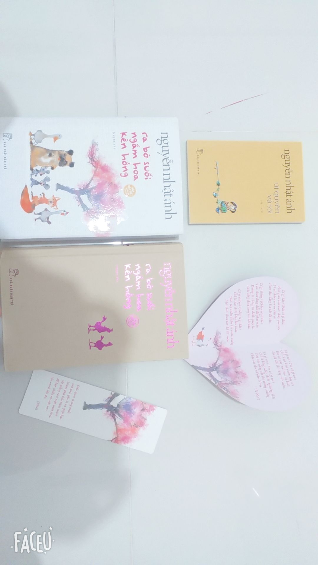 Chất lượng giấy xuất sắc, hình ảnh đẹp khỏi chê, nội dung hay miễn bàn, có cả trái tim to bự có chứa bài thơ của bác Ánh, bonus thêm quyển "Út Quyên và tôi" mini thấy cưng cực, hihi, không chê vào đâu được 👍