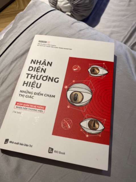 Sách mới cứng nhưng k có seal nên bìa hơi bẩn. Tuy nhiên, giá so với chất lượng giấy, bìa thì rẻ. Sách có màu, giấy cứng sờ rất thích. Đặt ship thường mà sáng hôm sau có hàng luôn.