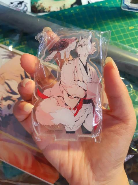 Standee nhỏ mà xinh, cầm có sức nặng, in sắc nét,poster nhám. Truyện nét xinh xỉu, phụ kiện nào cũng làm rơi con tim, giao hàng nhanh. Rất hài lòng nha😳