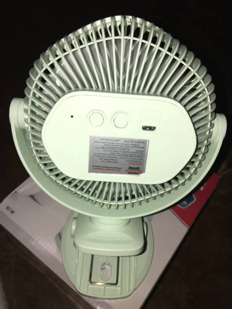 sản phẩm rất đẹp . đập hộp luôn nek . quat co 3 nấc xoay , có đèn cũng 3 chê đô sáng , màu rất đẹp , gọn gàng , tiện lợi 
moi nguoi nên mua ạ