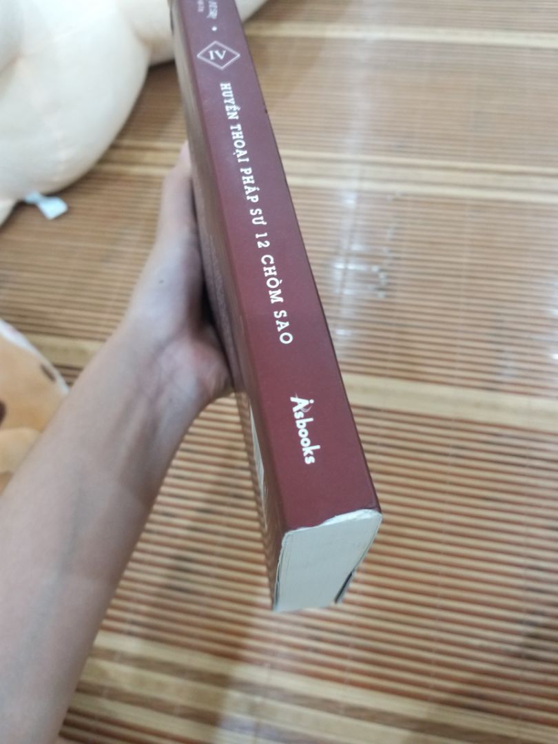 Mặc dù chưa đọc nhưng lúc nhận sách đã k có cảm tình rồi. Mình đặt sách hộ cháu, vậy mà lúc mở hộp ra đã thấy cực kì bất mãn. Sách cong bờ gáy, bị quăn mép bìa, đã vậy còn có nếp nhăn trên sách. Không biết có phải gửi cho mình hàng trưng bày không, nhưng nhận sách thế này làm mình cảm thấy thất vọng về dịch vụ của tiki. Hàng giảm giá thì cũng nên đảm bảo chất lượng cho người đọc chứ. Sản phẩm lần này ảnh hưởng nhiều đến hình ảnh của tiki trong mắt mình rồi.