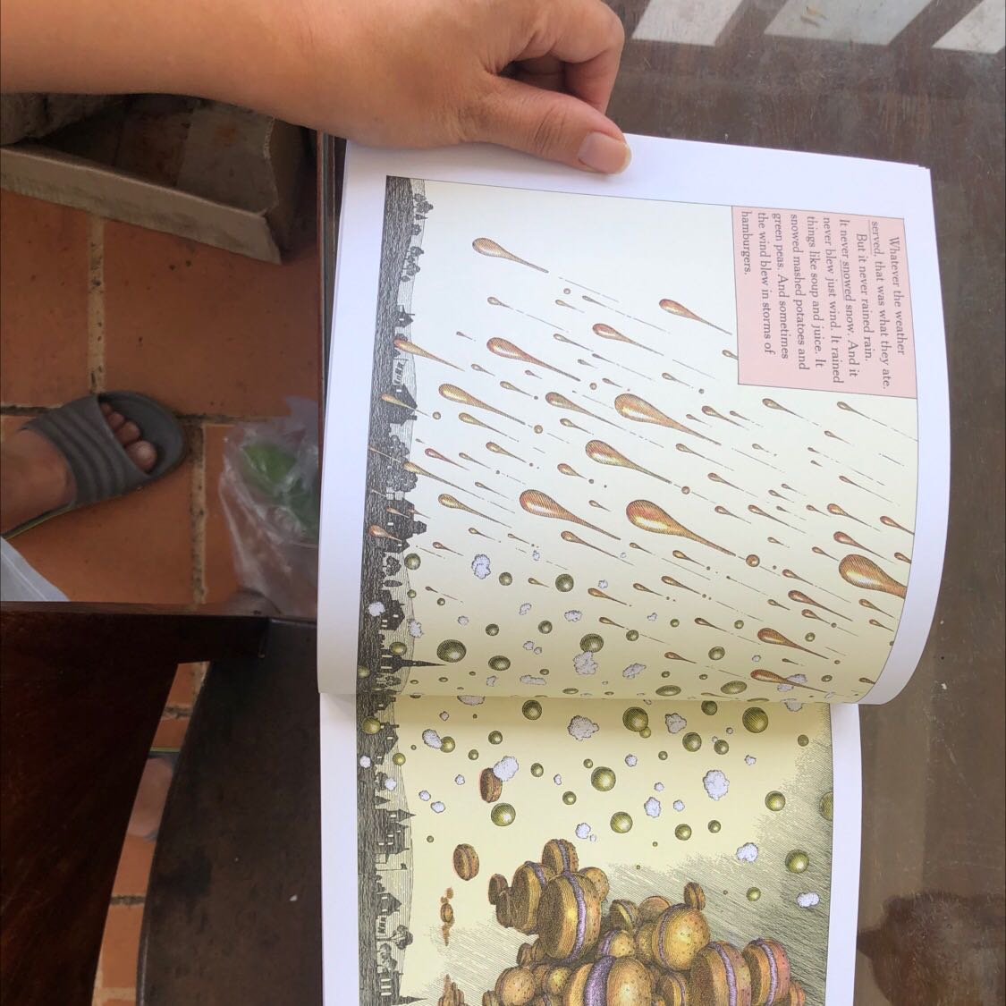 1 trong những quyển truyện đáng để đọc cho trẻ nhỏ ! Hình minh hoạ to ở mỗi trang nên bé mình 4 tuổi có thể nội dung tiếng Anh mà không cần dịch sang tiếng Việt. Mình thích ở điểm: nội dung tiếng Việt được dịch cũng rất hay và tách riêng ở phía sau, nên không bị rối, dễ dàng chọn 1 ngôn ngữ để đọc cho bé mỗi lần!