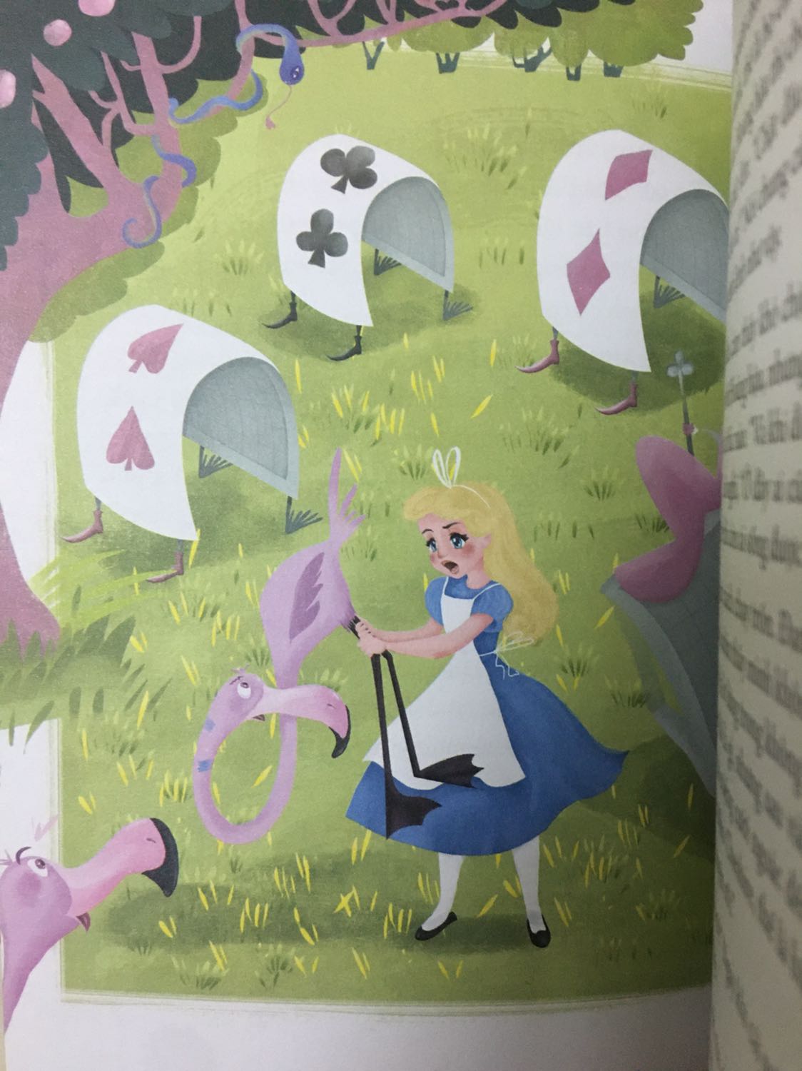 * về dịch vụ: giao hàng đúng hẹn, shipper thân thiện dễ mến. Sách của Fahasa giao thì không có chỗ nào để chê nữa rồi.
* về sản phẩm:
   - hình thức: sách còn nguyên màng bọc rất mới, sách bìa cứng, hình minh hoạ rất đẹp.
   - nội dung: có những chỗ dịch làm các bé khó hiểu. Ví dụ: chẳng chóng thì chày (trang 15). Cho hỏi khí không phải (trang 44). Có lẽ anh ta không đừng được (trang 80). 
Mặc dù nói sách được viết cho trẻ em nhưng bản dịch không được hay cho lắm, nhiều câu từ không gần gũi với trẻ em. 
Mình không biết là bạn dịch sách vì dịch sát nghĩa với bản gốc nên câu từ khó hiểu như vậy, nhưng vì ban đầu nói cuốn sách viết cho trẻ em thì mong rằng dịch cho trẻ dễ hiểu và gần gũi hơn, để các bé dễ tưởng tượng nên câu chuyện hơn.