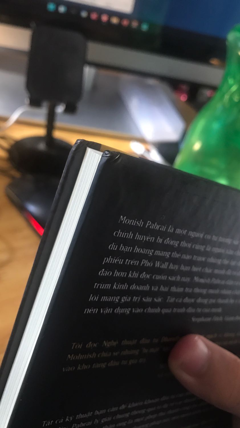 Giao hàng đúng hẹn. Lần thứ hai mua sách từ Happy Live, và vẫn rất ưng ý với cách thiết kế cũng như chất liệu của sách. 

Hơi xót khi unbox cuốn sách bị như hình trong quá trình vận chuyển. Nhưng vẫn sẵn sàng rate 5 sao cho Happy Live. 

Cảm ơn Happy Live.