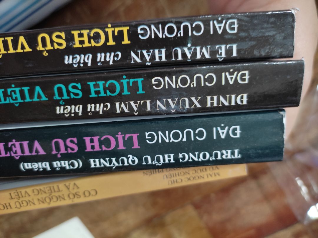 sách bị gấp góc, cũ, mức độ hoàn thiện sản phẩm kém