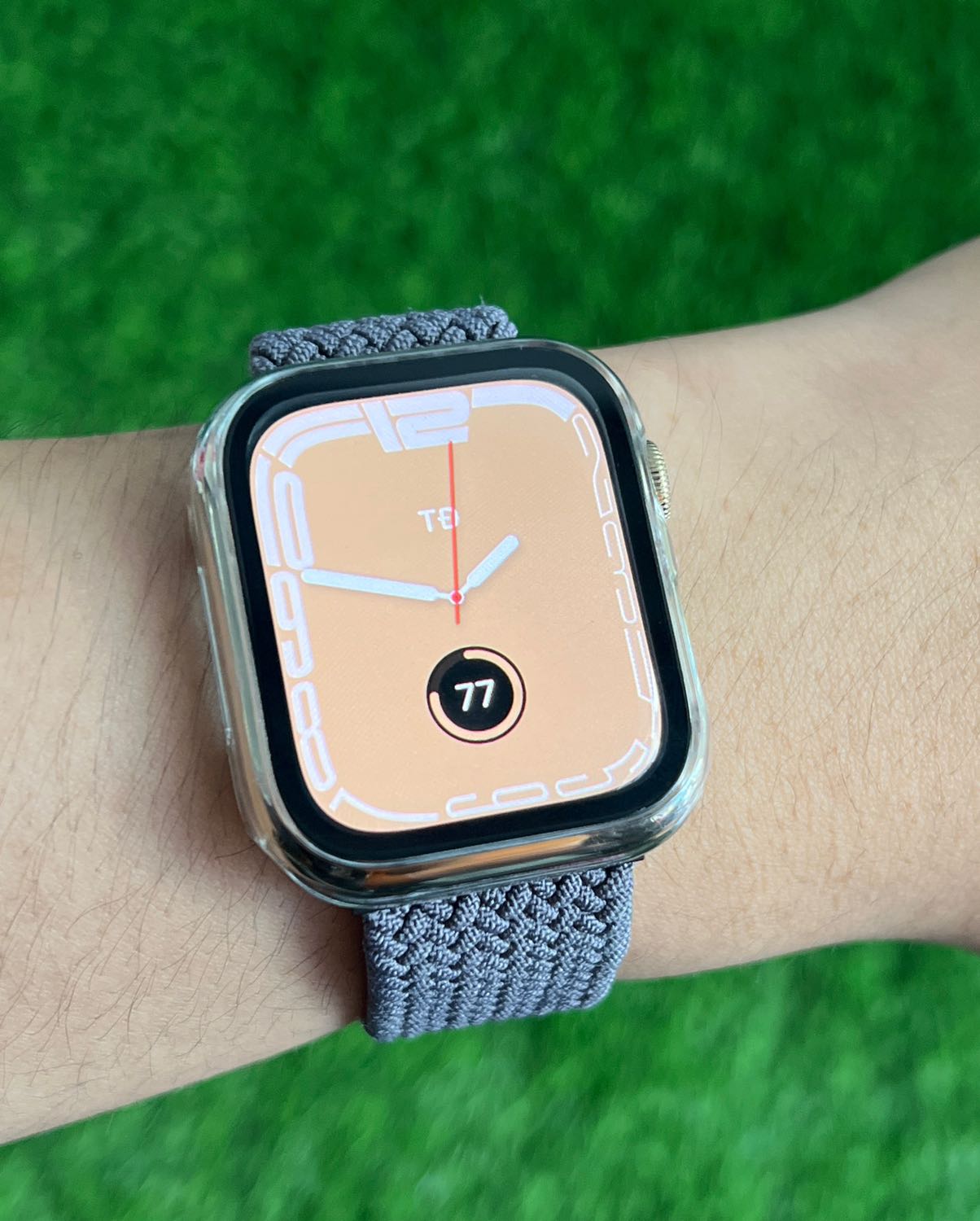 Chất liệu nhẹ, mang vào không có cảm giác khó chịu nào. Điểm trừ nhỏ là màu không giống hình cho lắm