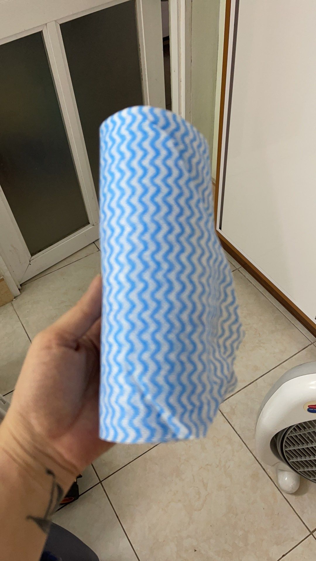 khăn lau sạch , k mỏn lắm, dai, cuộn dàu dặn, căn bếp k thể thiếu cuộn này . tốt