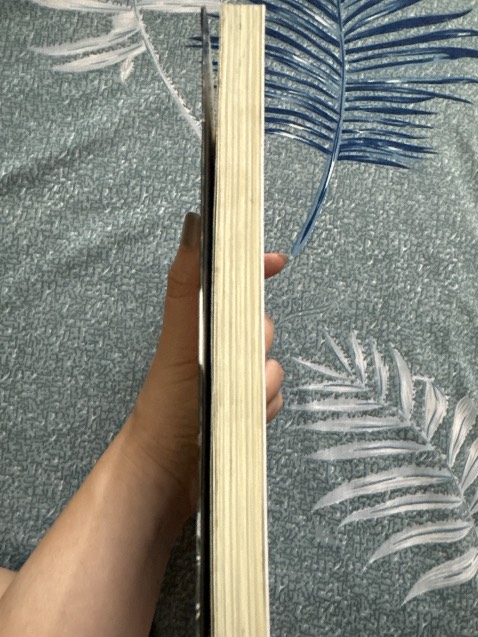 Hàng giao nhanh tuy nhiên sách bị cũ bìa và cong góc rất nhiều, lần đầu tiên mình bị trường hợp như này