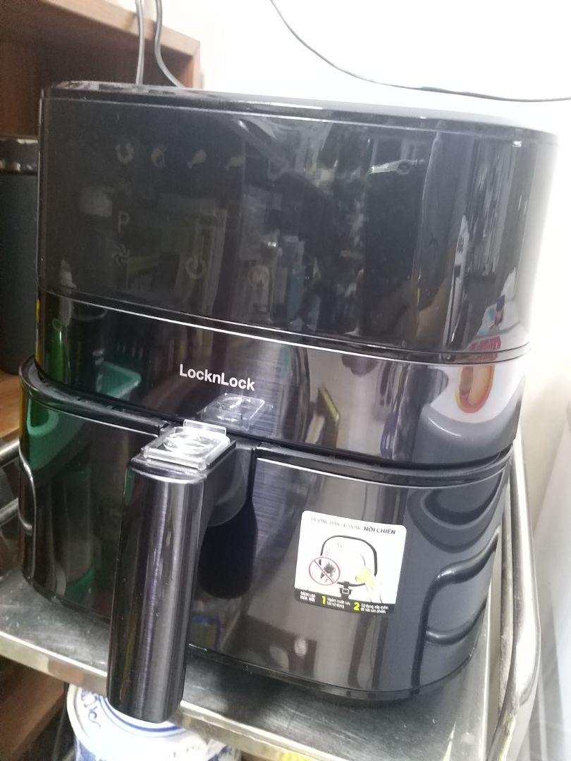 Hàng đặt mua ngày 12/12 nhưng shop giao hàng rất nhanh. Hàng đúng như mô tả, dung tích to nhưng rất gọn. Chỉ duy nhất 1 điểm không ưng ý là khay chiên kéo ra rất khó, mình phải dùng sức mới mở ra được. Không biết do lỗi hay là máy nào cũng như vậy