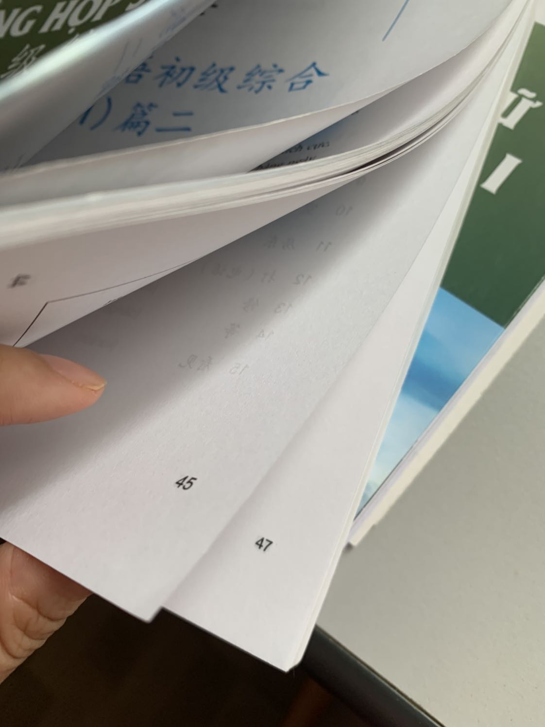 Sách khá cũ, cong viền và gáy sách khá dơ. Và đặc biệt là chất liệu giấy nhám và mỏng. So sánh với quyển tập 1 mình mua ở nhà sách thì rất khác nhau. Mình cũng có ghé xem thử ở nhà sách thì thấy sách ở đó giấy trơn hơn và dày hơn, ko biết sao lại như v. Đó giờ mình toàn đặt sách ở tiki nhưng nay mình nhận đc sách thấy rất thất vọng.