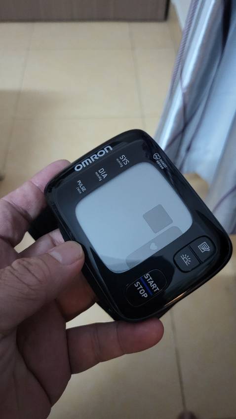 Tôi không biết có đo chính xác không, nhưng nhìn ngoại quan rất đẹp. Máy có độ mỏng tốt, nên cho vào hộp cũng mỏng, máy có màu đen nên cho cảm giác rất chắc chắn và xịn sò. Đặc biệt là có thể kết nối với điện thoại thông qua app của oron, có thể lưu được kết quả đo. Sau đó mình có thể trình cho bác sĩ xem khi đi tái khám, rất tiện. Tuy nhiên, vẫn có nhược điểm. Màn hình nhìn không rõ lắm từ góc nhìn khi đang đo, và muốn lấy kết quả từ máy đo tới điện thoại phải thực hiện 1 loạt thao tác, rất phiền. Nhưng nhìn chung, là 1 sản phẩm mà người có bệnh nên mua.