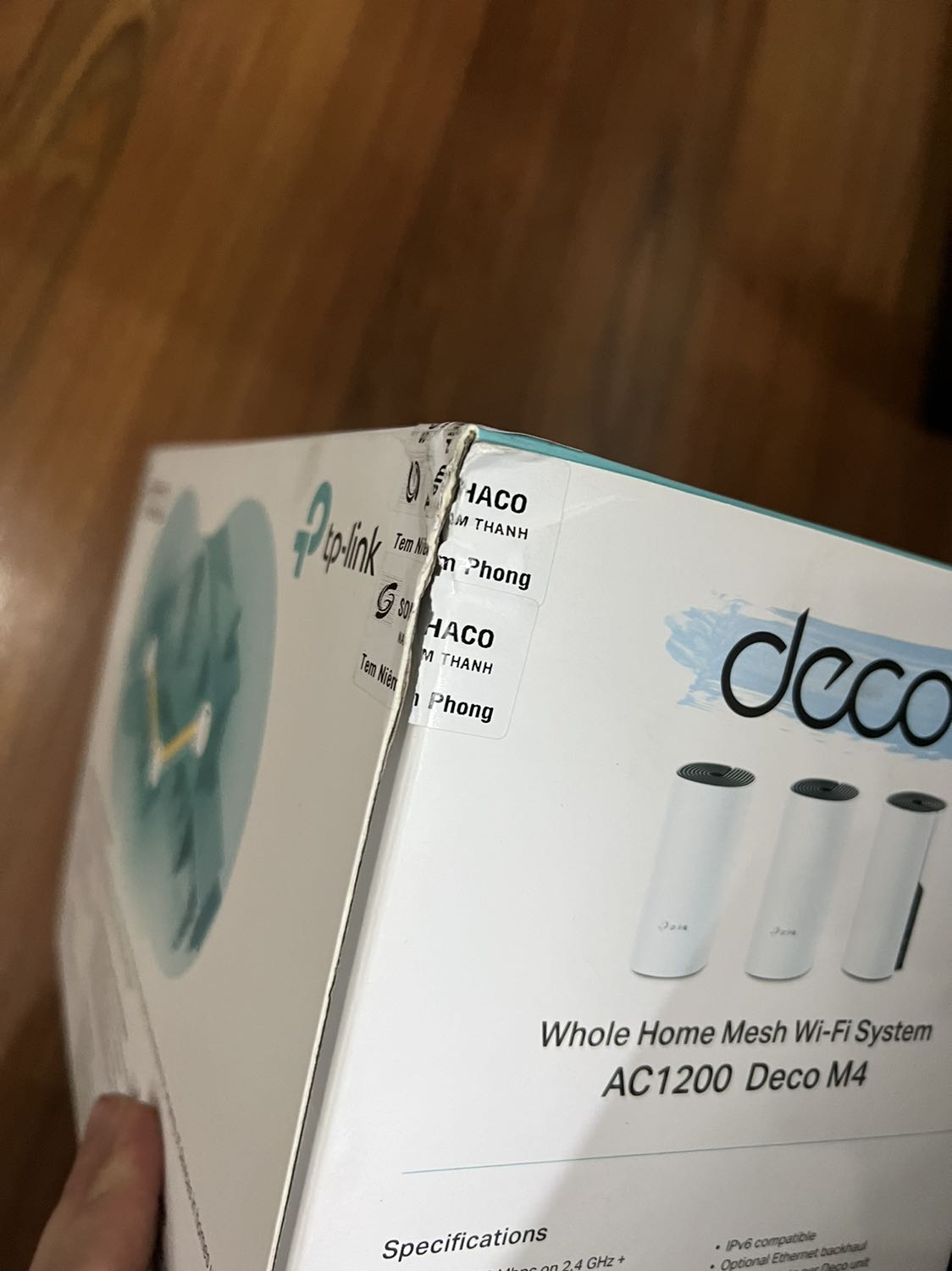 Hàng ship từ kho HCM ra, giao đúng hẹn. Hộp có tem niêm phong nhưng đã bị cắt ra, tuy nhiên hàng bên trong vẫn bọc đầy đủ không thiếu, có thể bên nhập hàng bóc ra để kiểm tra. Cài đặt dùng app thao tác dễ dàng, node chính tốc độ đo bằng băng thông gói mạng đang sử dụng. Nếu đi được dây giữa các node thì kết nối ethernet backhaul sẽ đảm bảo tốc độ các node tối đa. Còn nhà mình có thể do trần bê tông 10cm + thạch cao + thang máy giữa nhà nên khả năng xuyên tường khá kém, tầng trên tầng dưới hoặc cùng một sàn thì tốc độ giảm 50-70%. Có 3 cục thì mình chỉ nối được 2 cục dùng ethernet backhaul còn một cục thứ 3 thì không nối được. Hàng ship từ kho HCM ra, giao đúng hẹn. Hộp có tem niêm phong nhưng đã bị cắt ra, tuy nhiên hàng bên trong vẫn bọc đầy đủ không thiếu, có thể bên nhập hàng bóc ra để kiểm tra. Cài đặt dùng app thao tác dễ dàng, node chính tốc độ đo bằng băng thông gói mạng đang sử dụng. Nếu đi được dây giữa các node thì kết nối ethernet backhaul sẽ đảm bảo tốc độ các node tối đa. Còn nhà mình có thể do trần bê tông 10cm + thạch cao + thang máy giữa nhà nên khả năng xuyên tường khá kém, tầng trên tầng dưới hoặc cùng một sàn thì tốc độ giảm 50-70%. Có 3 cục thì mình chỉ nối được 2 cục dùng ethernet backhaul còn một cục thứ 3 thì không nối được.