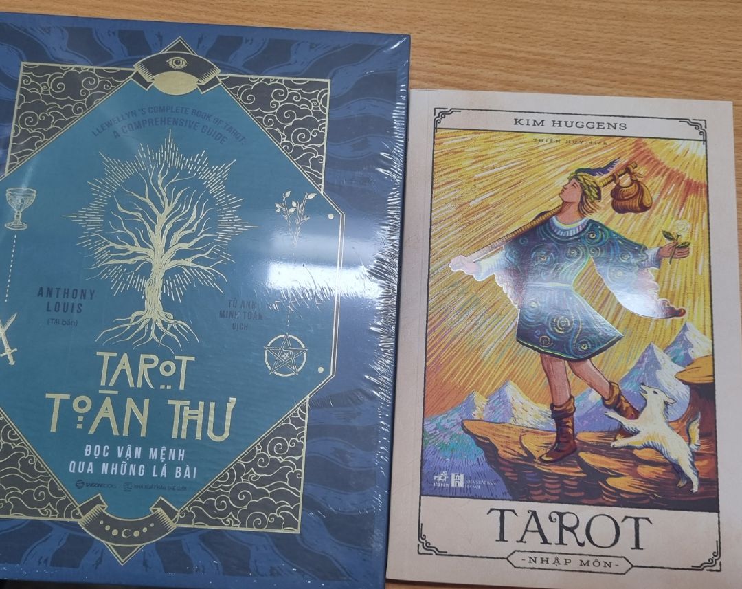 Tiki giao hàng siêu nhanh, đặt hôm qua hôm nay đã nhận được rồi, giá lại còn rẻ nữa, freeship và giảm 20k khi thanh toán qua ví *** pay. Nhân viên giao hàng rất thân thiện và lễ độ. Sách rất đẹp, đọc rất dễ hiểu với người mới như mình. Mua 2 quyển 1 lúc nhưng thấy quyển này dễ đọc hơn Tarot nhập môn