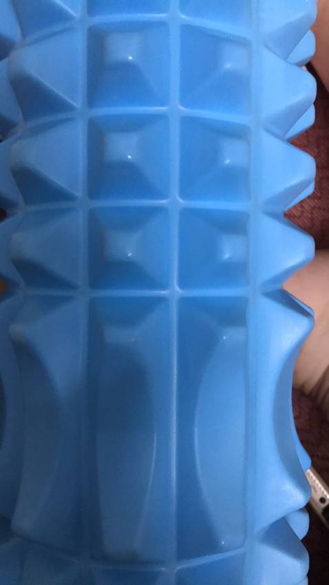 Con lăn này có độ dài lớn á, nhìn cứ tưởng bé nào ngờ to ra gớm, mình định mua về tập lưng, nằm luôn được lên như kiểu người Nhật á, nhưng mà đường kính lớn tận 13cm cho nên là nằm lên trên lăn qua lăn lại cho ép lưng vs liên xườn mà ko chạm xuống sàn, tập như thế cũng khá ok! Sản phẩm cứng cáp, mình dùng, rồi anh trai dùng nặng 80kg vẫn ép thoải mái, massage khá dễ chịu.
Sản phẩm đúng mô tả, giao hàng đúng màu sắc xanh dương, màu mình thấy đẹp nhất. Thời gian giao hàng dự kiến khá nhanh, không phải đợi lâu lắm, shipper hơi nóng tính, nhưng mà không sao! Đã từng mua bóng yoga bên shop này, thấy làm ăn uy tín, ủng hộ tiếp sp này có gì shop ra thêm sp bài tập bổ trợ ép nữa nha, mình thấy ít shop bán!! 
Mua lần 2 cho 9,5 điểm.