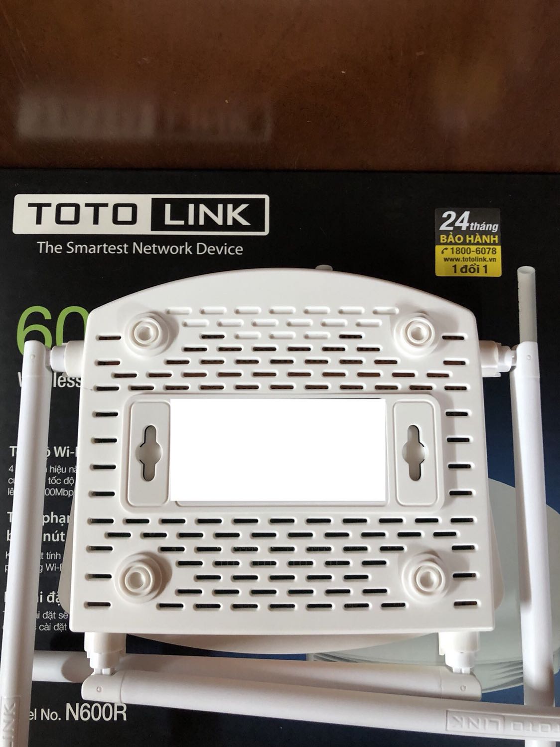 Tưởng nhận hàng sau ngày lễ 30/4 mà đã nhận hàng ngày 28/4 trước ngày lễ. Tiki giao nhanh quá và chuyên nghiệp hơn. Tiki đã bọc lại rất kỹ nên ko trầy gì, hộp dựng router Toto Link N600r có niêm phong tem chống giả, tuy nhiên tem bảo hành trong máy có dấu hiệu bung rách do dán chỗ dễ bị bung nên chỉ sợ máy sau này có vấn đề gì làm sao bảo hành được? Còn mở Router thì vô mạng nhanh, nhưng mọi người muốn mua router này thì cần nhớ là router này chỉ có 1 đèn led thôi nên rất khó biết có mạng ko? Đèn cổng Lan thì chuyển về phía sau máy nên khó theo dõi khi đặt máy phía trước. Còn kết nối mạng vào modem tuỳ từng máy có lúc vào mạng được, có lúc không. Router này sản xuất tại Việt Nam nên yên tâm. Với giá tiền đó thì sản phẩm tốt vượt mong đợi. Có 1 điều mọi người cần biết tuỳ từng máy có lỗ nhỏ phía sau máy để treo tường. Còn máy đời mới TotoLink A810R thì không có sẵn lỗ treo tường, TP Link 940N cũng không có sẵn lỗ này. Mọi người trước khi mua cần tìm hiểu kỹ các router khác nhau nhé. Cảm ơn Tiki hỗ trợ giao nhanh cho mình.