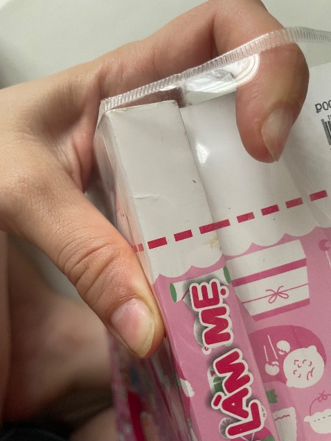 Giao thì chậm hơn dự kiến,
Sách mua 1 lần cũ nhăn góc, bên trong thì dơ, phải đổi lại
Sách mua lần 2 hở keo gáy, cái bìa với cái ruột tách ra luôn 
Riết chán…