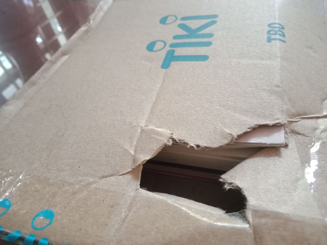 sách thì rất tuyệt vời nhưng khâu giao hơi khủng hoảng. Bên trong sách không có bọc, bên ngoài hộp thì lủng một lỗ rất to, và shipper giao hàng ngay trời mưa nữa ạ. Sách bị cấn mất vài trang nữa.