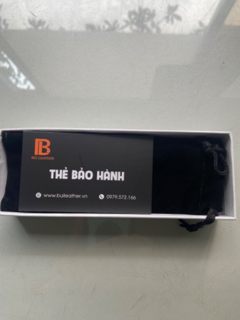 Màu đẹp (như ví da mình đã mua), may tinh tế, phụ kiện đi kèm chuẩn. Tiki giao hàng nhanh OK luôn