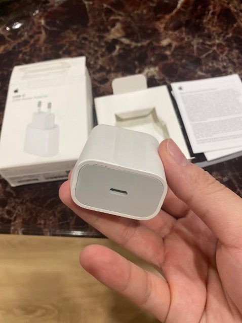 Mình đã rất tin tưởng tiki trading , và đã đặt rất nhiều đơn hàng ở apple flagship store bên *** 
Nhưng lần này mình có đặt củ sạc 20W bên tiki vì có mã giảm giá rẻ 
Và không ngờ củ sạc trong hộp là 1 củ sạc đểu không có 1 thông tin gì ( đến củ sạc fake 1-1 nó còn có in thô ng tin trên củ sạc 
Mình vẫn rất tin tưởng tiki trading nhưng lần này có thể vì 1 lí do nào đó mình đang trao đổi qua *** vs tiki
Mình khuyên tất cả mọi người HÃY QUAY CLIP BÓC KIỆN HÀNG
dưới đây là 1 số hình ảnh củ sạc mình vừa nhận đc từ đơn hàng hoả tốc tiki now . Quá thất vọng :))
