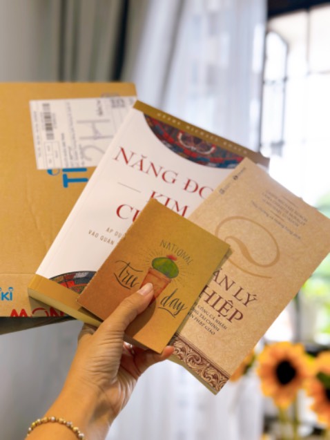 Giao hàng đúng nhanh, sách cứng cáp, có quà tặng nói chung là ổn áp