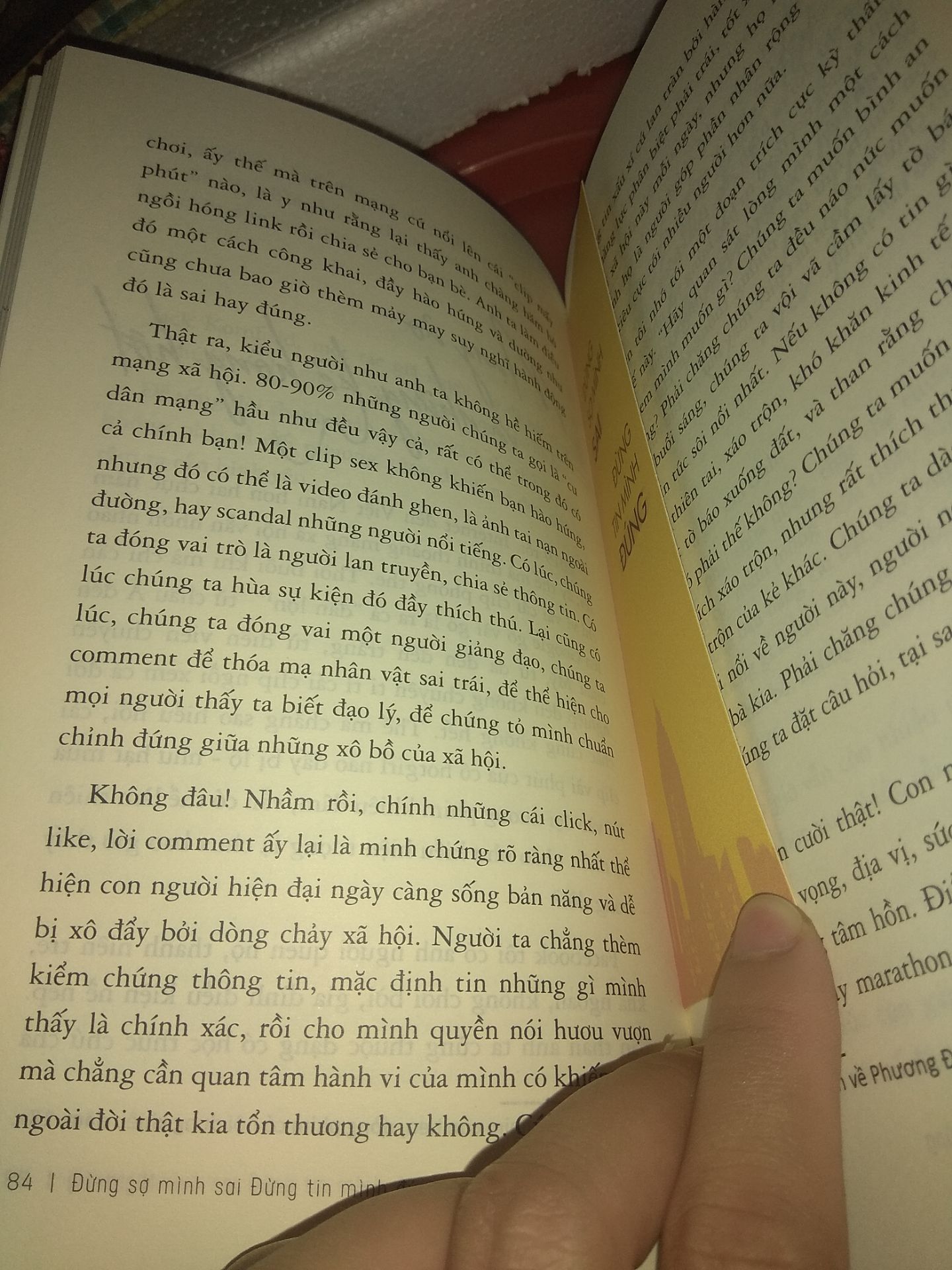 Mô tả khái quát về Ki-tô giáo, nhưng lập trường và ngôn từ thì nghiêng về Công giáo nhiều hơn Tin lành.