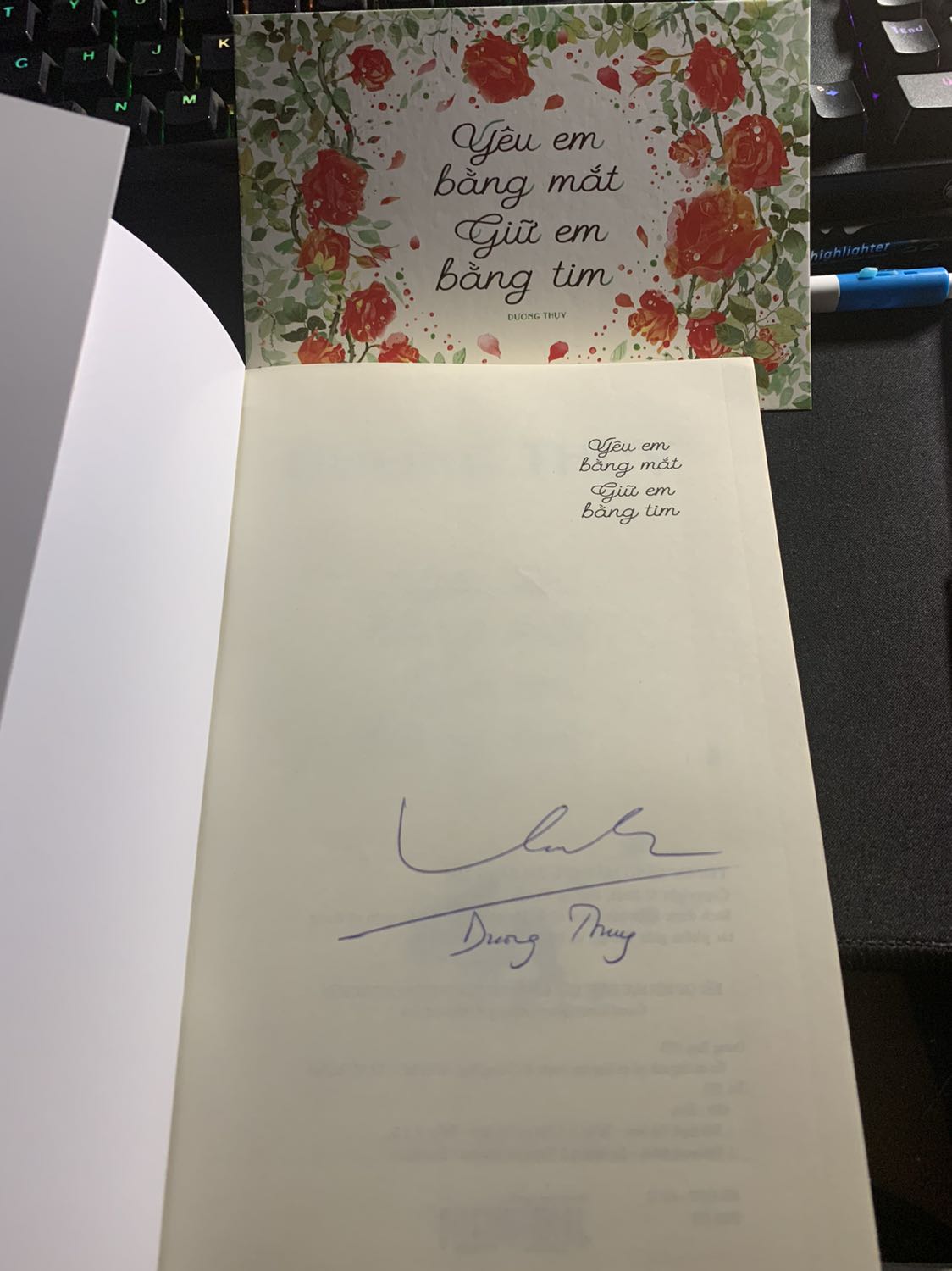 Ta nói sách còn được bọc mới nguyên, có chữ ký tay của tác giả, tuy chưa đọc nội dung nhưng đã thích các tác phẩm của Dương Thuỵ từ rất lâu