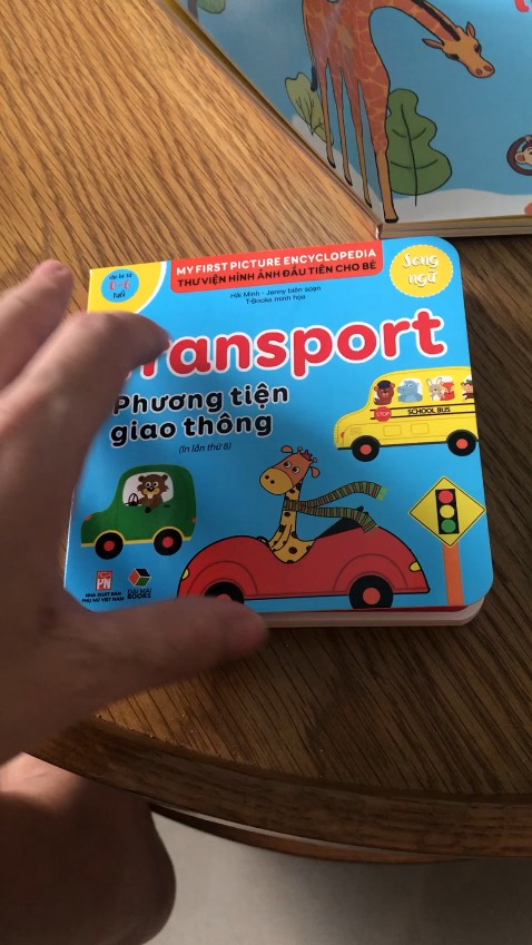 Sách đẹp, màu sắc tươi sáng, cứng cáp (bé nhỏ tuổi sẽ khó xé sách được). Có song ngữ và cả phiên âm. Nội dung là các từ quen thuộc cho bé dễ tìm hiểu.
Ship HCM nhanh, sách được giảm giá nhiều so với giá gốc.