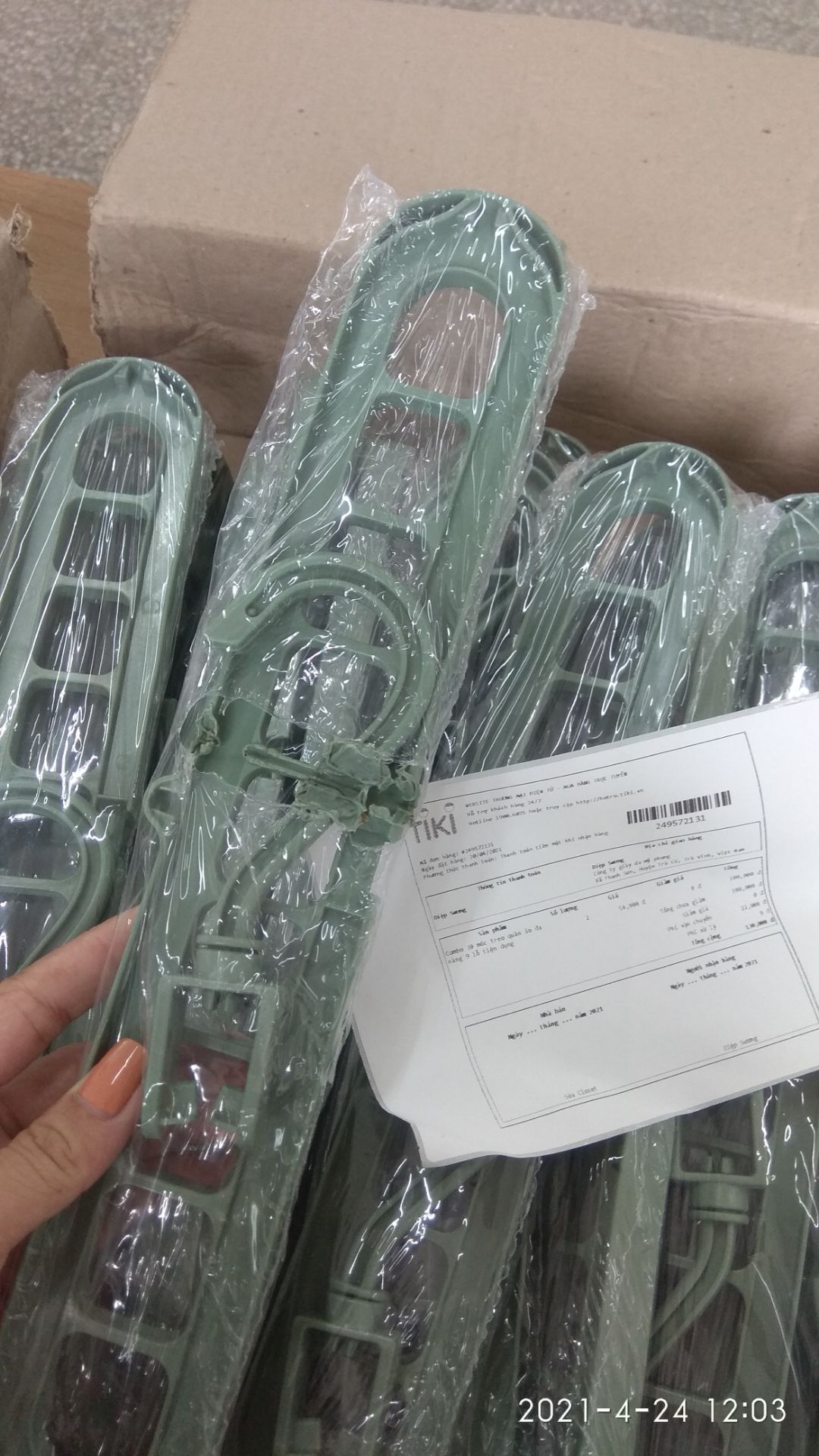 móc treo cứng cáp,tiện dụng!
mình đặt 2 combo gồm 20 cái,hàng đóng gói đẹp, lịch sự! Có 1 cái bị lỗi,đã gọi báo Tiki,nhưng thấy thương a shipper đứng ngoài nắng đợi giao cho mình nên kg nỡ đổi trả hàng,rồi chờ đợi hoàn đổi đơn khác nữa,nên mình nhận luôn!
hi vọng lần sau tiki sẽ kiểm tra hàng kĩ trước khi giao khách nữa là quá OK luôn! 
Mình tặng tiki 5 sao nha,vì thái độ phục vụ khách hàng bên tiki quá OK! Cám ơn tiki nhiều!