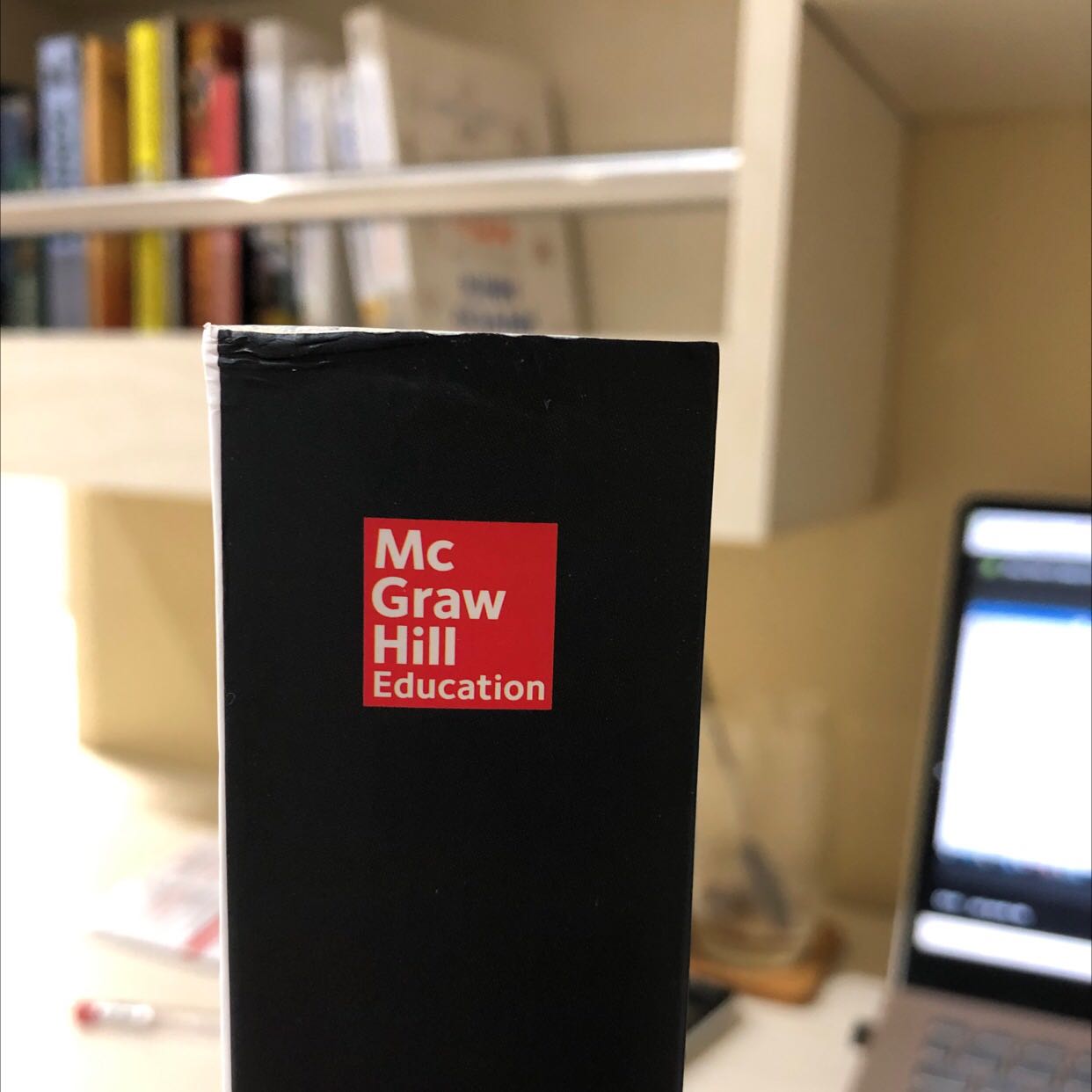 Sách đẹp, dày và nặng ghê. Chất lượng giấy với in đúng với giá tiền. Bị cái hộp đóng gói không phải của tiki mà còn nát tươm. Tưởng hư sách may bên trong có lớp chống sốc dày nên chỉ cấn 1 cạnh