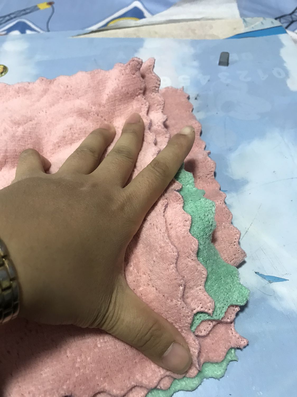 Shop đóng gói cẩn thận. Đúng đủ số lượng. Màu sắc đẹp. Khăn dày mà mềm. Thấm hút nước tốt. Giặt rất dễ sạch. Hơn cả mong đợi. 10 saooooooo