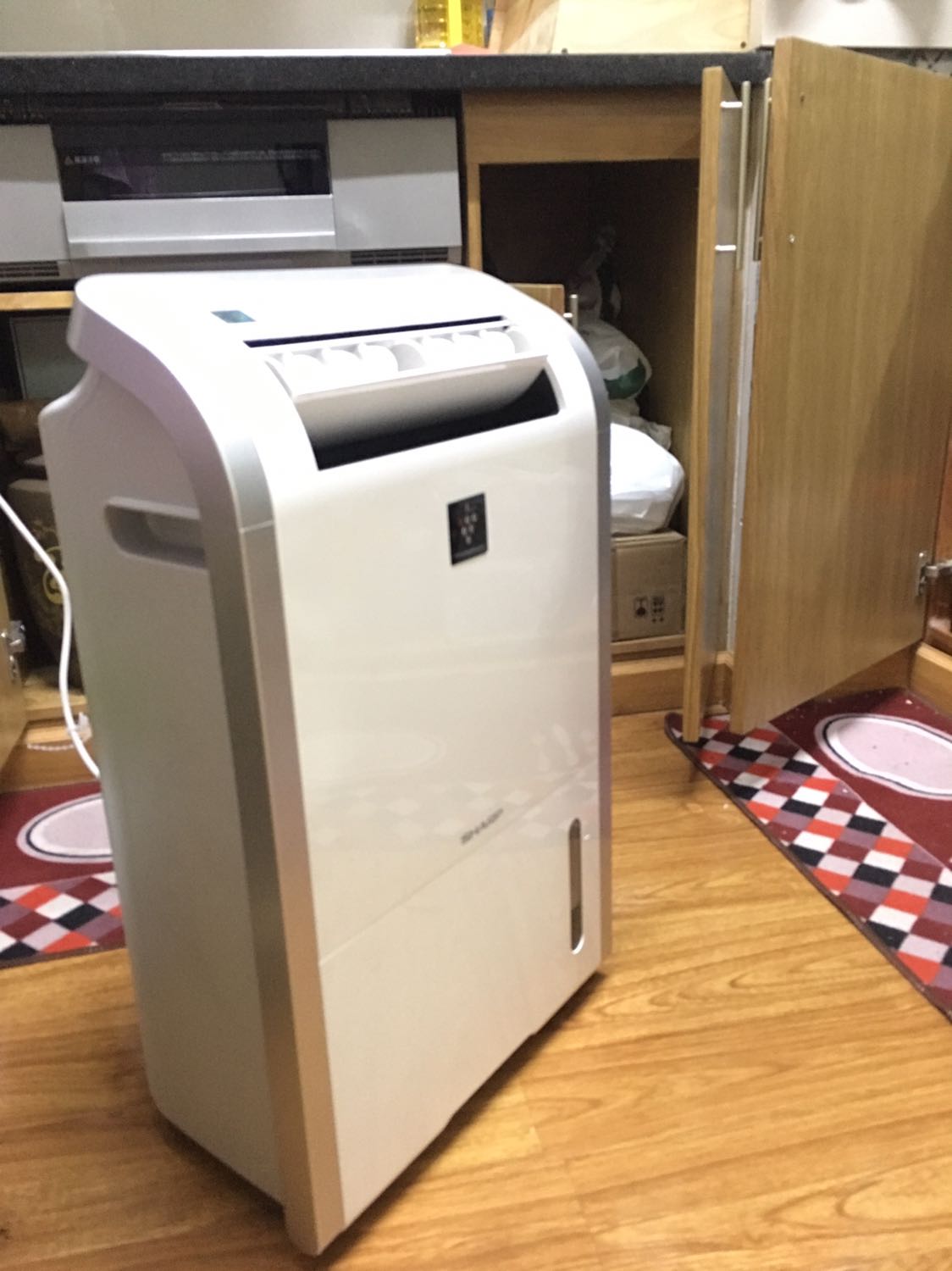 Mình đặt hàng hôm trước, hôm sau đã nhận được máy. Cho máy chạy 3 tiếng được kha khá nước trong bình. Máy chạy rất êm ái, lúc máy hoạt động có khí nóng nên mình chỉ hút chỗ không có người. Tủ bếp nhà mình hay ẩm nên mở hết cửa ra hút ẩm và khử mùi. Mình mới dùng thử thấy rất hài lòng. Nhà bạn nào tủ bếp, tủ quần áo ẩm nên mua máy này.