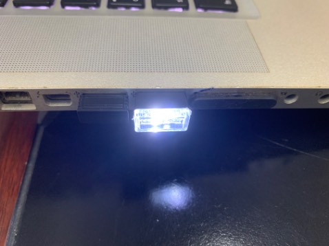 Đúng hàng, ánh sáng vừa phải, không quá sáng.