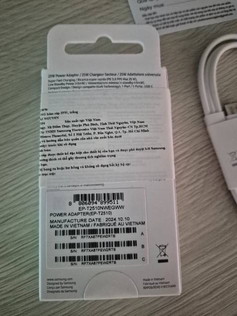 Đóng gói cẩn thận, tặng kèm cáp, có chạy "sạc siêu nhanh" của SS lun