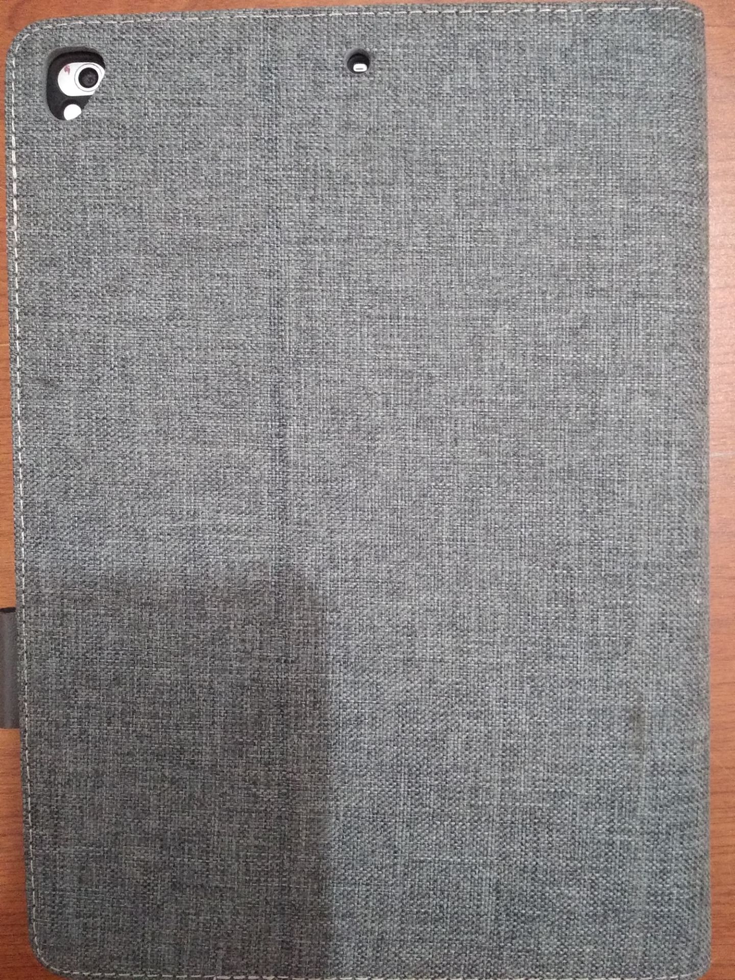 Rất dày, cầm chắc tay, nhưng sẽ nặng. Phù hợp dùng ipad ở nhà.