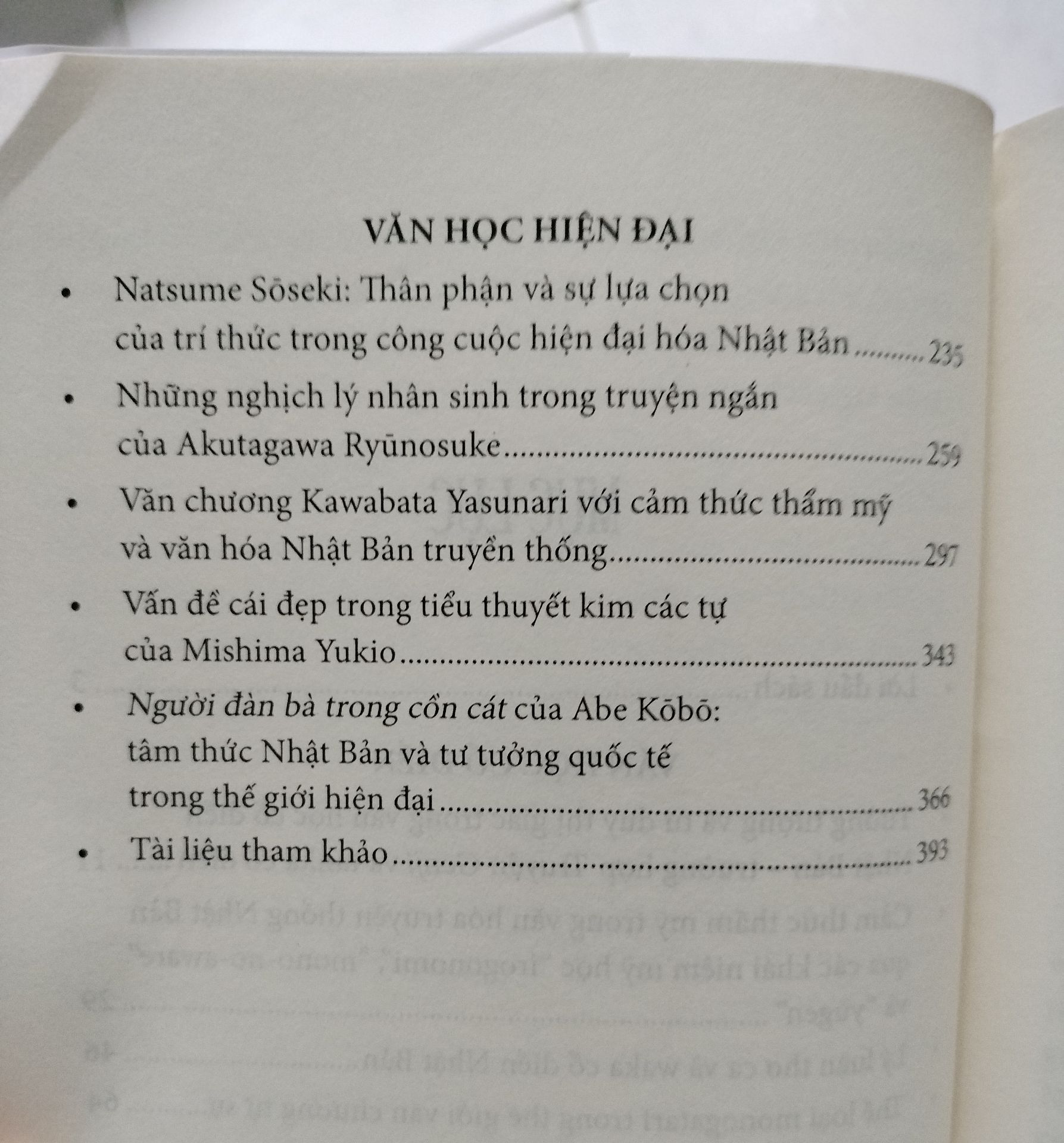 Tác giả là giảng viên môn Nhật Bản Học, là dịch giả các tác phẩm của những tác giả Nhật Bản nổi tiếng như Xứ Tuyết của Yasunari Kawabata và Cỏ Ven Đường của Natsume Soseki. Cô đã dùng phần lớn dung lượng để cung cấp cho độc giả các quan niệm nghệ thuật (văn chương) của người Nhật qua lịch sử, cung cấp bối cảnh cho người đọc ngoại xứ như ta để giúp ta có thể cảm được mỗi khi đọc các tác phẩm văn học Nhật Bản, đặc biệt là của các văn hào cổ điển hay các tác phẩm cổ như truyện Genji và sự ảnh hưởng của nó lên văn học Nhật Bản. Một tác phẩm đáng đọc nếu bạn cũng như tôi, chập chững bước vào văn học Nhật hay đã đọc được vài tác phẩm theo kiểu không chuyên thì đọc để hiểu thêm sâu sắc về những gì đã đọc.