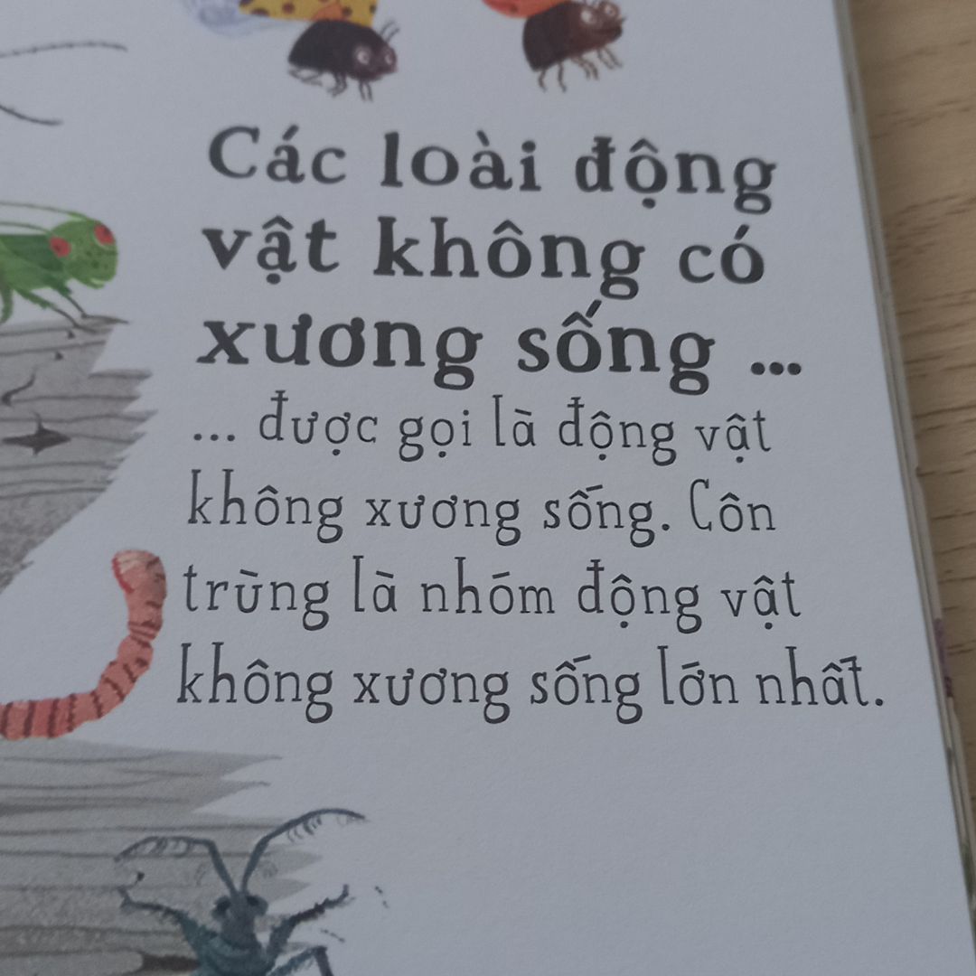 giao hàng khá thất vọng nhá, bìa sách có dính cái gì bẩn bẩn. Còn sách thì phần giữa hơi khó mở, chữ in cũng khó đọc nữa :(