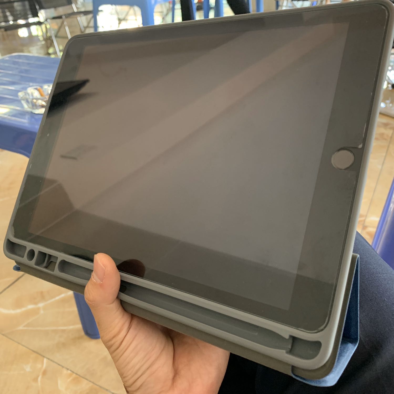 Case chuẩn, to nạc bảo vệ tốt, có khe dành cho Apple pencil gen 1. Phù hợp cho nam giới.