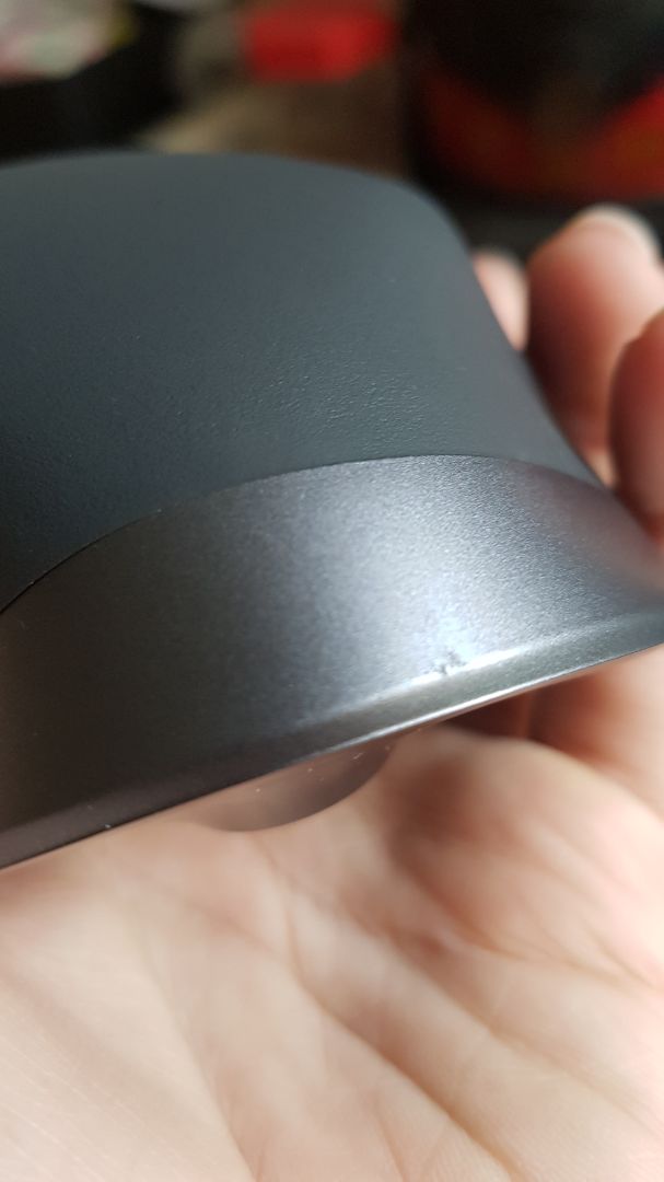 Sản phẩm đã qua sử dụng, không phải hàng mới.
- Hộp còn nguyên, có tem đầy đủ, có cáp usb, đầu đọc, sách hướng dẫn, chuột và hết.
- Đế cao su có nhiều vết xước, dấu vết đã qua sử dụng.
- Trên thân chuột có dấu vân tay.
- Chuột bị xước do va đập.
Muốn đổi trả