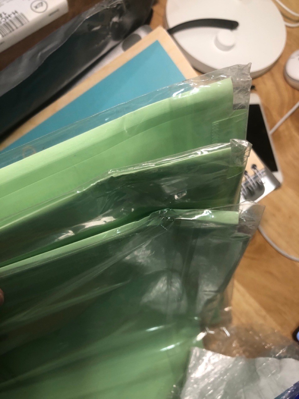 Sản phẩm ko tệ, nhưng Tiki đóng gói cẩu thả, làm cong hết 1 phần đầu của sản phẩm (mua cùng tập giấy A4 double A, buộc nén chặt vào tập giấy A4 đó).