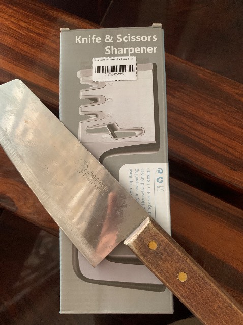 Dùng để mài nhanh các dòng dao rẻ như kiwi là khá hiệu quả, tuy nhiên mài xong dao chưa được sắc, cần liếc thêm dao trên da bò với sáp nữa thì dùng cũng tạm ổn.