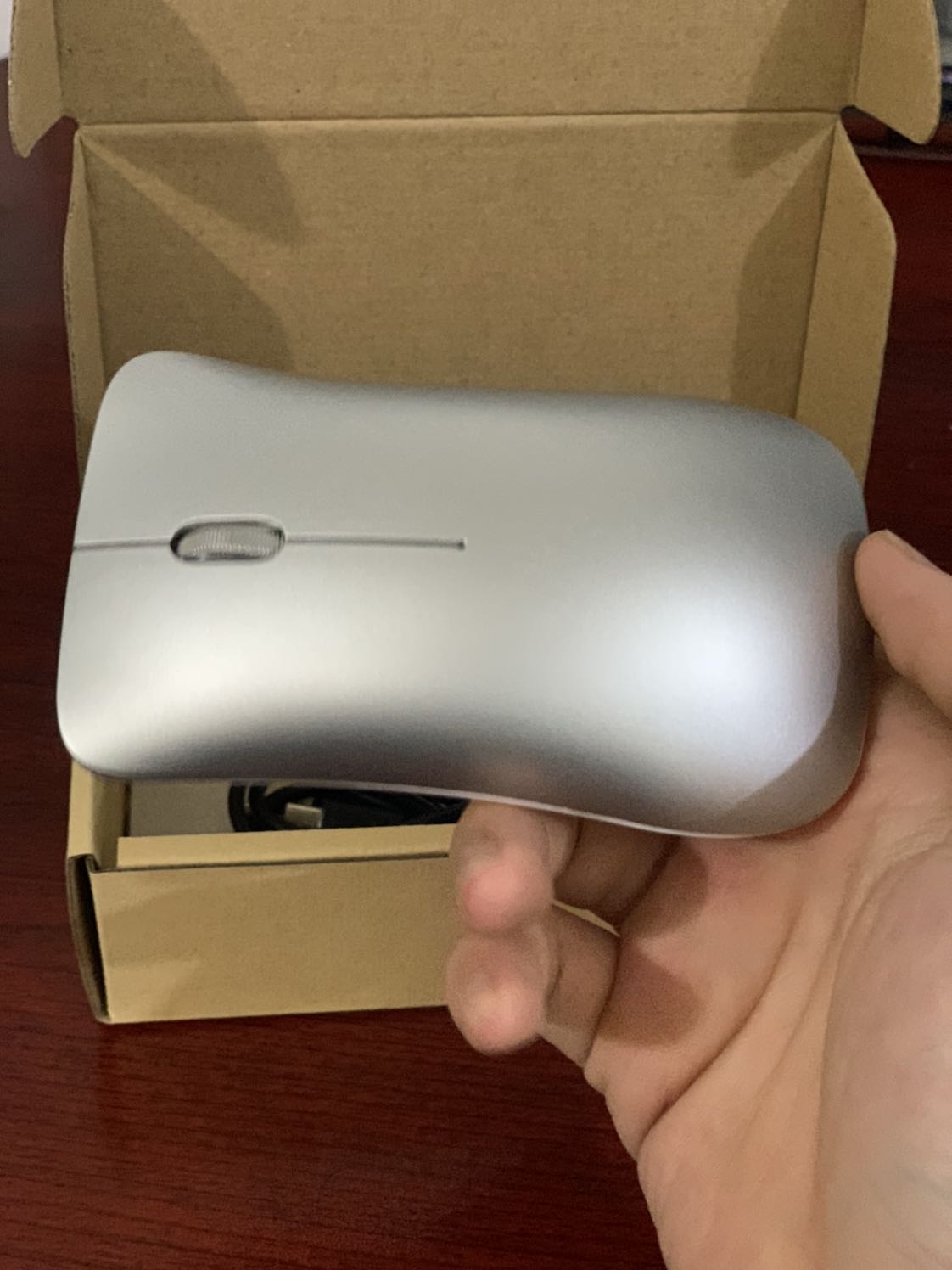 Lần đầu thấy con chuột hình dáng dễ thương vậy luôn á, khá mỏng phù hợp với dân văn phòng và nhất là ng hay phải mang lap và chuột ra ngoài làm việc với khách như mình